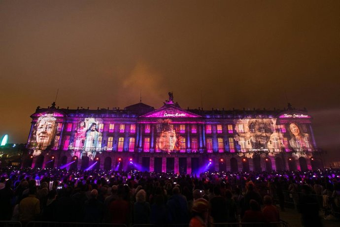 Espectáculo de fuegos artificiales llevado a cabo en el Pazo de Raxoi de Santiago de Compostela con el que la capital de Galicia da la bienvenida a la fiesta de su patrón, Santiago Apóstol, en la víspera del Día Nacional de Galicia.
