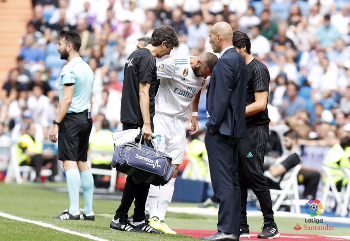 El delantero francés del Real Madrid Karim Benzema se lesiona