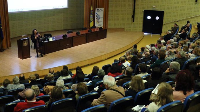 Alumnos del Aula Abierta de Mayores acuden a un seminario en el campus