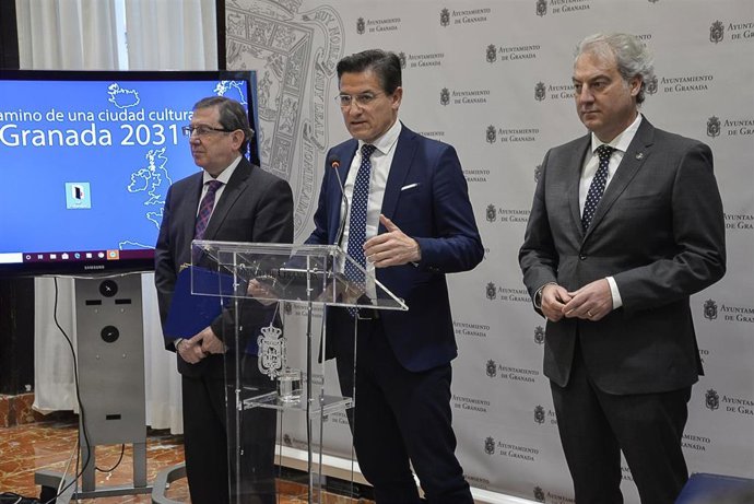 El alcalde de Granada, Luis Salvador, acompañado de los concejales de Economía, Luis González, y Hacienda, José Antonio Huertas