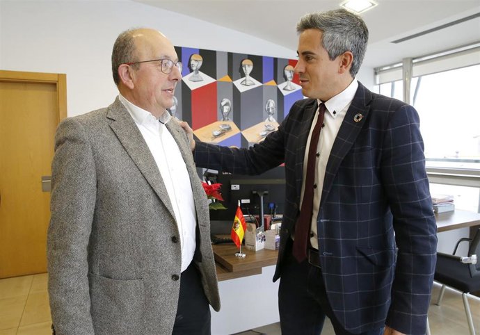 Alcalde de San Vicente de la Barquera, Dioniso Luguera, con vicepresidente de Cantabria, Pablo Cantabria
