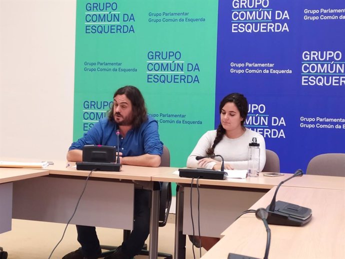 Os deputados de Común dá Esquerda Antón Sánchez e Luca Chao nunha rolda de prensa