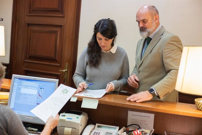 Los diputados de Vox Macarena Olona y Víctor Sánchez del Real en el registro del Congreso