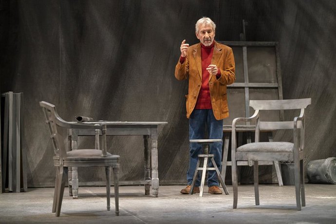 José Sacristán en un momento de la obra 'Señora de rojo sobre fondo gris'