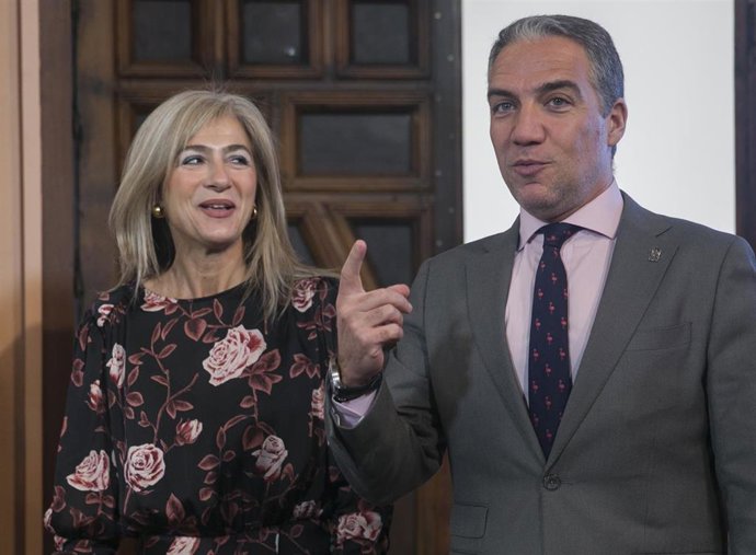 Rueda de prensa tras la reunión del Consejo de Gobierno. El consejero de Presidencia, Elías Bendodo (d) y la consejera de Cultura y Patrimonio Histórico, Patricia del Pozo (i) durante la comparecencia. En el Palacio de San Telmo
