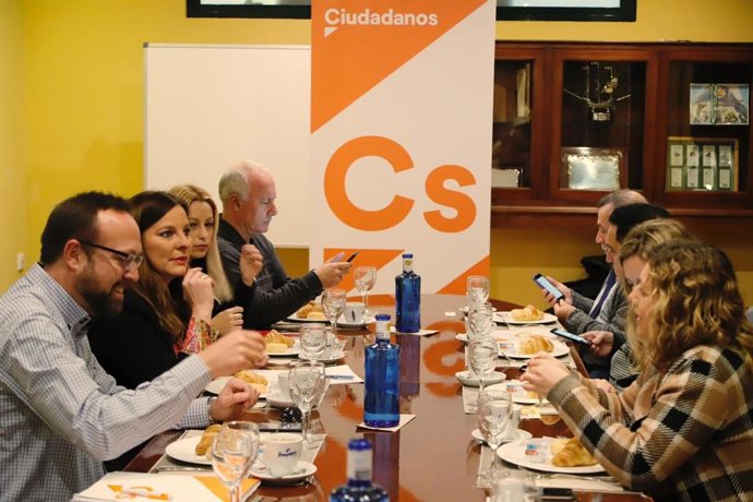 Estefanía Brazo en un desayuno de trabajo con responsables de la Costa Noroeste