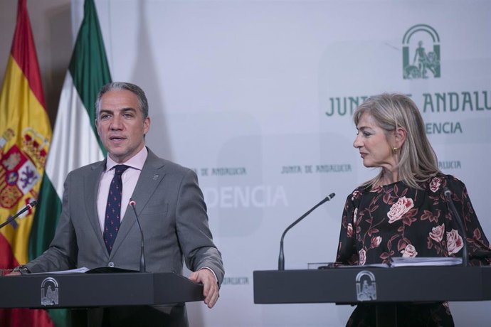 Rueda de prensa tras la reunión semanal del Consejo de Gobierno de la Junta de Andalucía. El consejero de Presidencia, Elías Bendodo (i) y la consejera de Cultura y Patrimonio Histórico, Patricia del Pozo (d) durante la comparecencia. En el Palacio de S