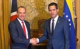 El ministro de Exteriores de Reino Unido, Dominic Raab, y el autoproclamado "presidente encargado" de Venezuela, Juan Guaidó