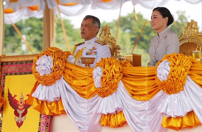 El rey de Tailandia, Maha Vajiralongkorn, junto a la reina Suthida en un acto en Bangkok