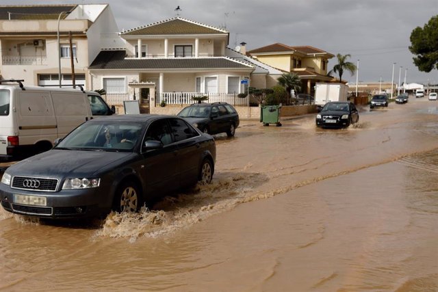 Varios coches del municipio de San Pedro del Pinatar intentan avanzar  por una de las calles inundadas por el paso de la borrasca Gloria, en Murcia (España), a 21 de enero de 2020.