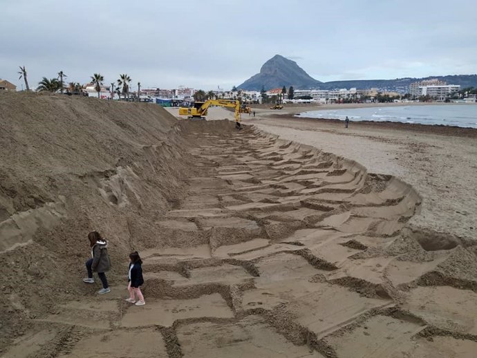 El dic de protecció construt en la platja de l'Arenal de Xbia (Alacant) davant la la arribada del temporal 'Gloria'
