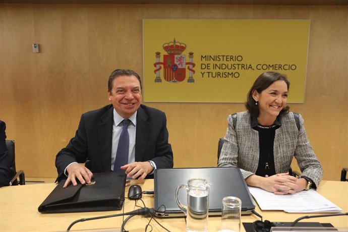 El ministro de Agricultura, Pesca y Alimentacións, Luis Planas y la ministra de Industria, Comercio y Turismos, Reyes Maroto  