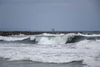 S'enfonsa una barca al Port Olímpic de Barcelona, on les ones superen el dic