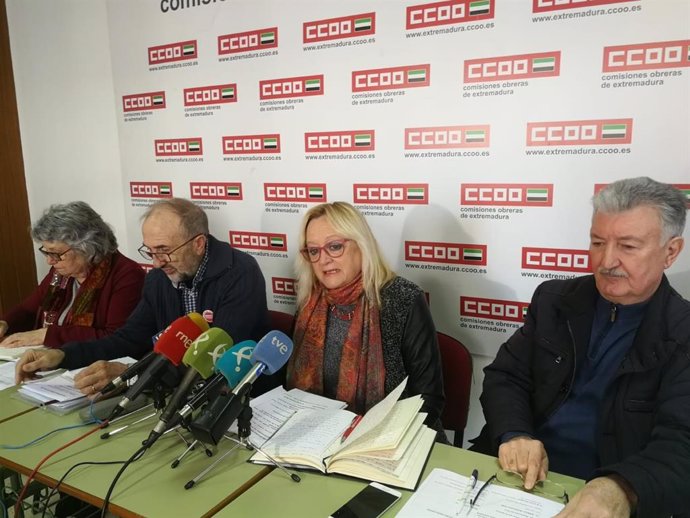 Encarna Chacón y otros integrantes de CCOO en rueda de prensa en Cáceres