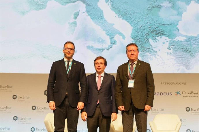 Lo alcaldes de Palma de Mallorca, José Hila; Madrid, José Luis Martínez-Almeida, y Sevilla, Juan Espadas, en una mesa redonda en el X Foro de Liderazgo Turístico de Exceltur