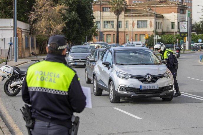 La Policía Local de Huelva se suma a la campaña de la DGT destinada al control del estado de los vehículos.
