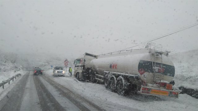 Camiones orillados por la presencia de nieve en carreteras riojanas