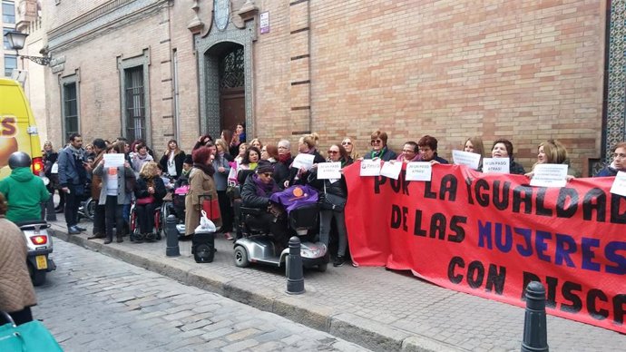 Mujeres con discapacidad protestan a las puertas del IAM para rechazar la retirada de subvenciones