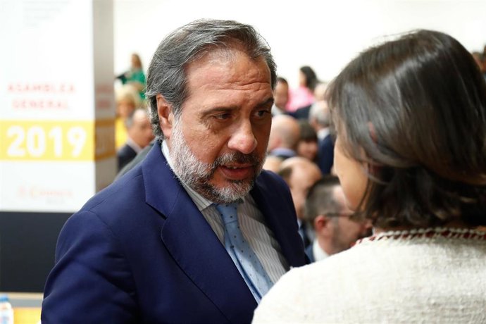 El presidente de la Cámara de Comercio de Madrid, Ángel Asensio y la ministra de Industria, Comercio y Turismo en funciones, Reyes Maroto, en el acto de elección del presidente de la Asamblea General de CEIM.