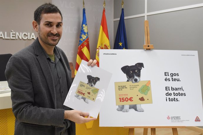 El vicealcalde i regidor de Gestió Sostenible de Residus Urbans i Neteja, Sergi Campillo, presenta la campanya de conscienciació per a la retirada d'excrements canins en el carrer.