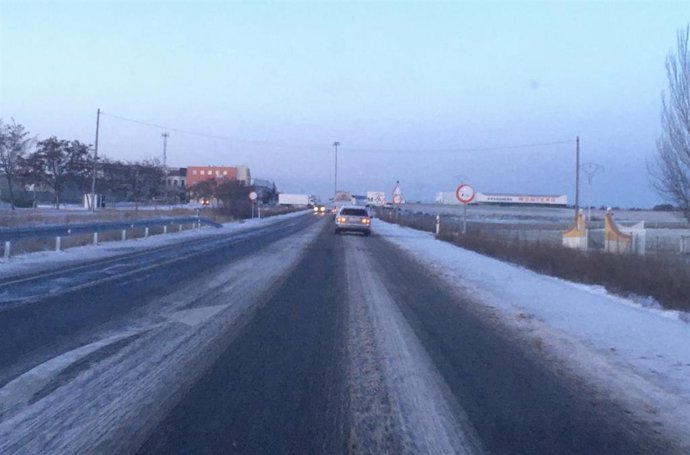 Carretera con nieve este martes en la provincia de Salamanca.