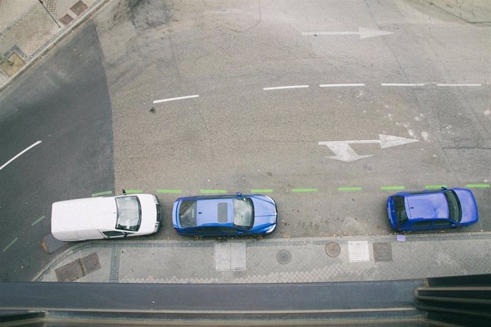 Zona de aparcamiento con marcas viales verdes en Madrid