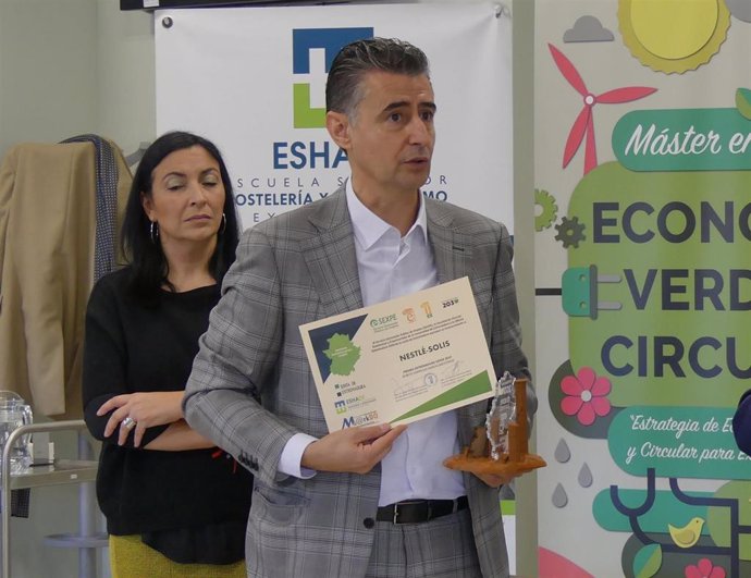 El director de la fábrica, César Celemín, ha recogido el premio