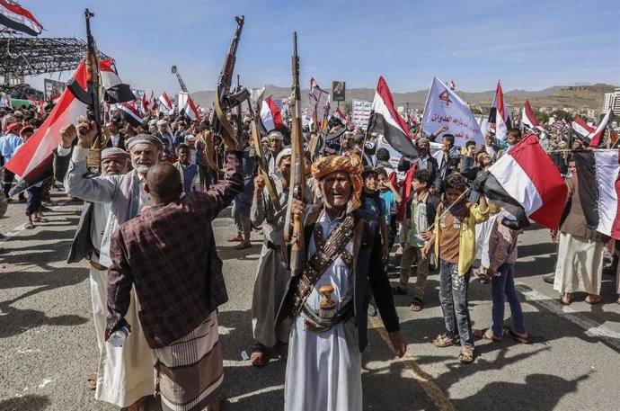 Miembros y seguidores de los houthis durante una protesta en Yemen