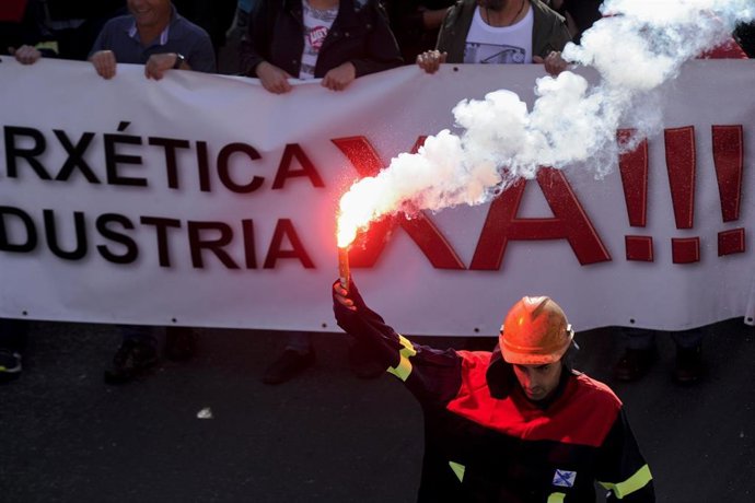 Un participante en la manifestación de los trabajadores de la multinacional Alcoa en A Coruña, Galicia, con una bengala en la mano. 