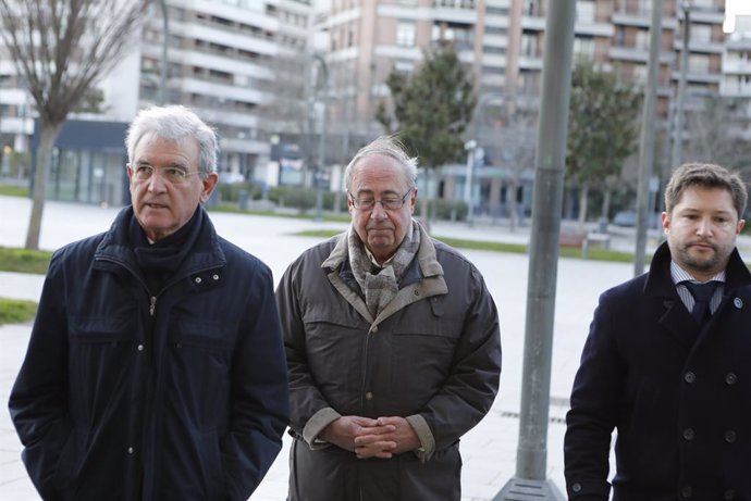 L'exgerent del Club Atltic Osasuna, Ángel Vizcay, al centre, arriba al Palau de Justícia de Pamplona, 20 de gener del 2020. 