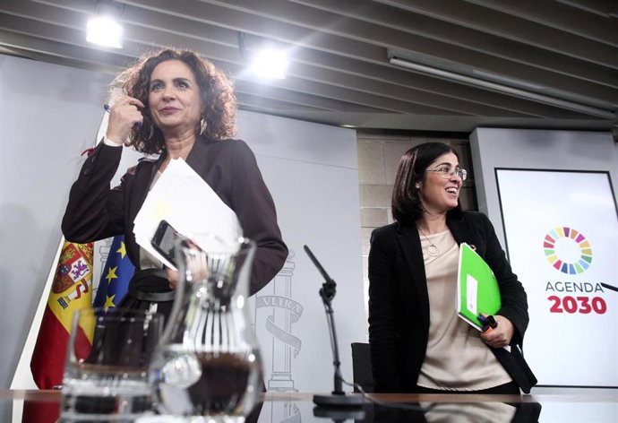 La ministra de Hacienda y Portavoz del Gobierno, María Jesús Montero y la ministra de Política Territorial y Función Pública, Carolina Darias, tras comparecer en rueda de prensa tras el Consejo de Ministros este martes en Moncloa