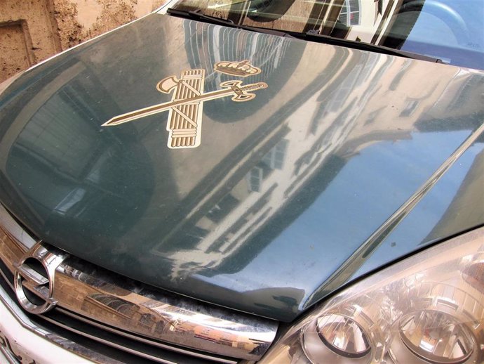 El escudo de la Guardia Civil en un coche.