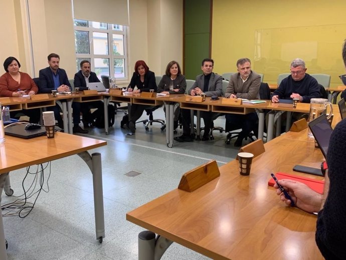 Imagen de la reunión mantenida entre miembros del PSOE y el comité de empresa de la EASP