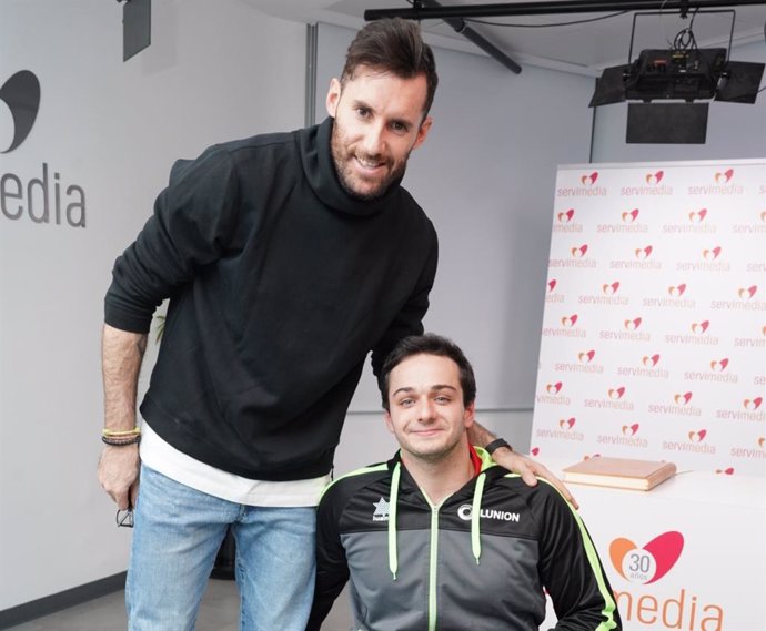 El internacional español de baloncesto Rudy Fernández con Daniel Stix, jugador de la selección española de baloncesto en silla