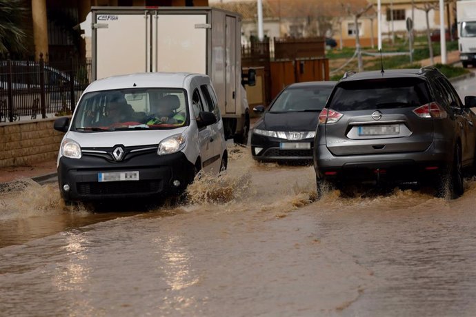 Varios coches del municipio de San Pedro del Pinatar intentan avanzar  por una de las calles inundadas por el paso de la borrasca Gloria, en Murcia (España), a 21 de enero de 2020.