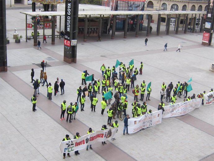 Trabajadores de FCC parques y jardines se concentran ante las puertas del Ayuntamiento de Zaragoza