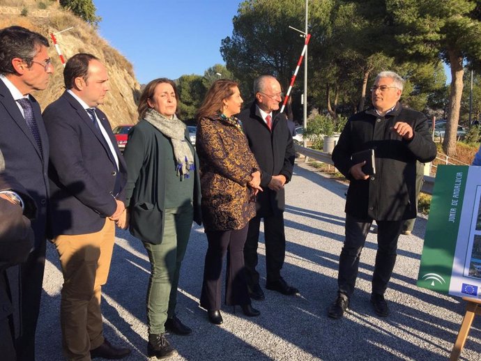 Carmen Crespo durante una visita en Málaga a la presa del embalse de El Limonero