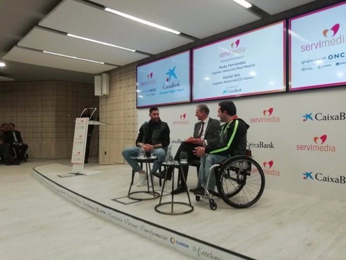 Los jugadores de baloncesto Rudy Fernández y Daniel Stix charlan durante los Diálogos Paralímpicos organizados por Servimedia