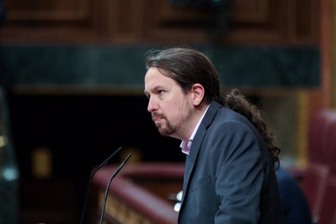 El secretario general de Podemos, Pablo Iglesias, interviene desde la tribuna del Congreso de los Diputados en la primera sesión del debate de investidura del candidato socialista a la Presidencia de Gobierno en la XIV Legislatura en Madrid (España), a 