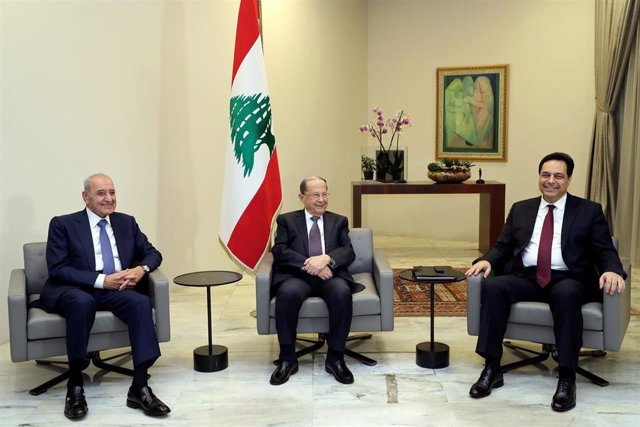 El presidente de Líbano, Michel Aoun (c); el del Parlamento, Nabih Berri (i); y el primer ministro, Hasán Diab