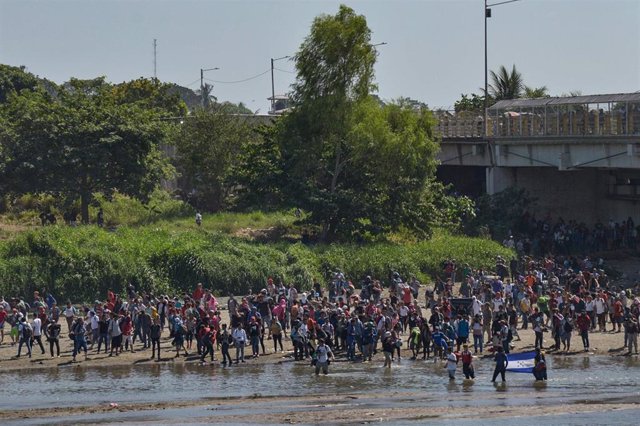 Migrantes centroamericanos en las inmediaciones del Puente Internacional Rodolfo Robles International, que separa la frontera entre México y Guatemala.
