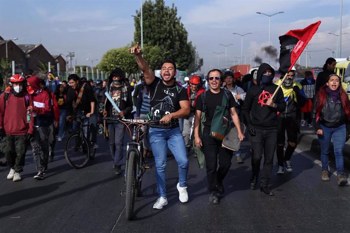 Manifestantes en Bogotá en las marchas contra la violencia y los asesinatos de líderes sociales y contra las medidas económicas del presidente Iván Duque.
