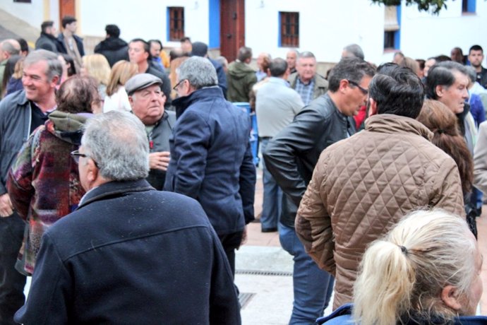Vecinos de Alcaucín se concentran en contra de la moción de censura presentada por PP y Cs para desalojar de la Alcaldía a la socialista Ágata González.