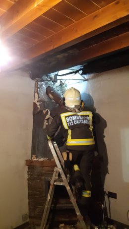 Incendio en la chimenea de la vivienda de Nestares