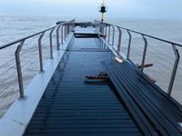 Cae al mar un tramo del Puente del Petróleo de Badalona (Barcelona) por el oleaje