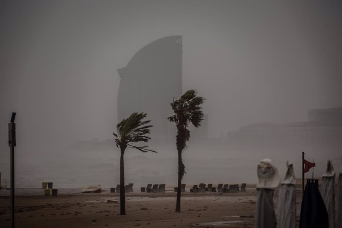 Imatge de la platja de la Barceloneta durant el pas de la borrasca Gloria que ha deixat fortes ratxes de vent i pluja, 21 de gener del 2020.