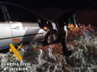 La Guardia Civil auxilia en Almería a dos conductores tras quedar sus vehículos atrapados en la nieve