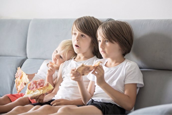 La televisión una de las causantes de la obesidad infantil.