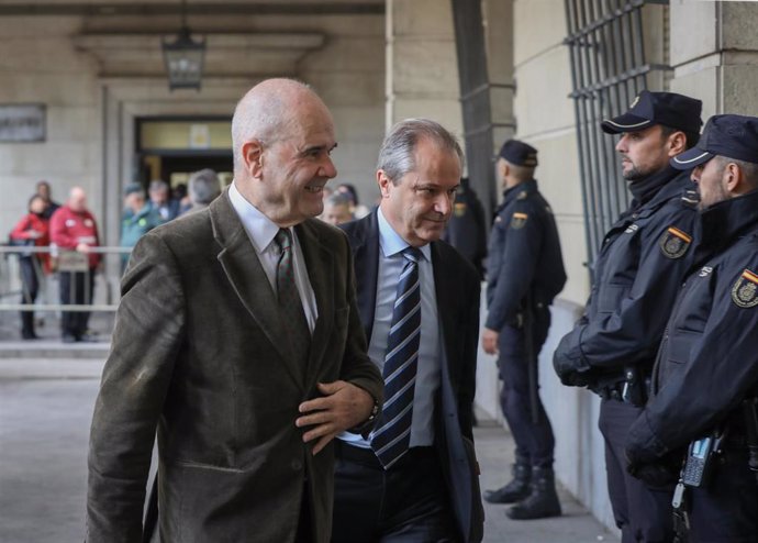 El ex-presidente de la Junta de Andalucía, Manuel Chaves (i), llegando al juicio del caso ERE en la Audiencia Provincial de Sevilla, a 19 de noviembre del 2019.