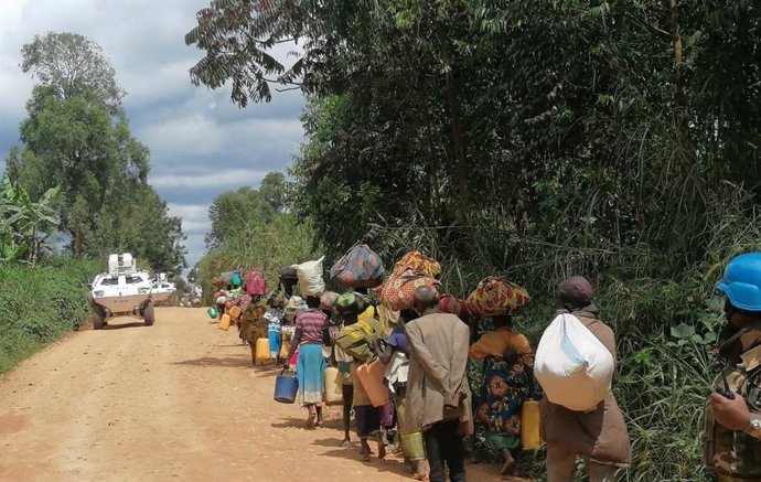 Vehículos de la MONUSCO junto a civiles en República Democrática del Congo